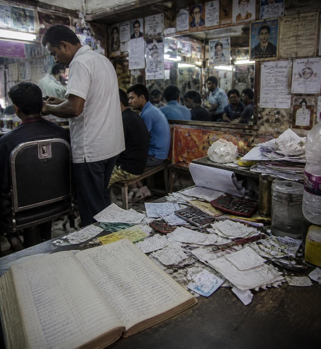 খাতা-কলমে চলা অগোছালো সেলুন